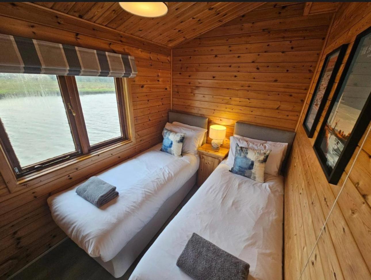 Hickling Broads Lodge Houseboat Stalham Eksteriør billede